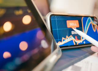 Händler für mehrere Märkte zur Analyse von Bitcoin-, Ethereum- und Forex-Optionen